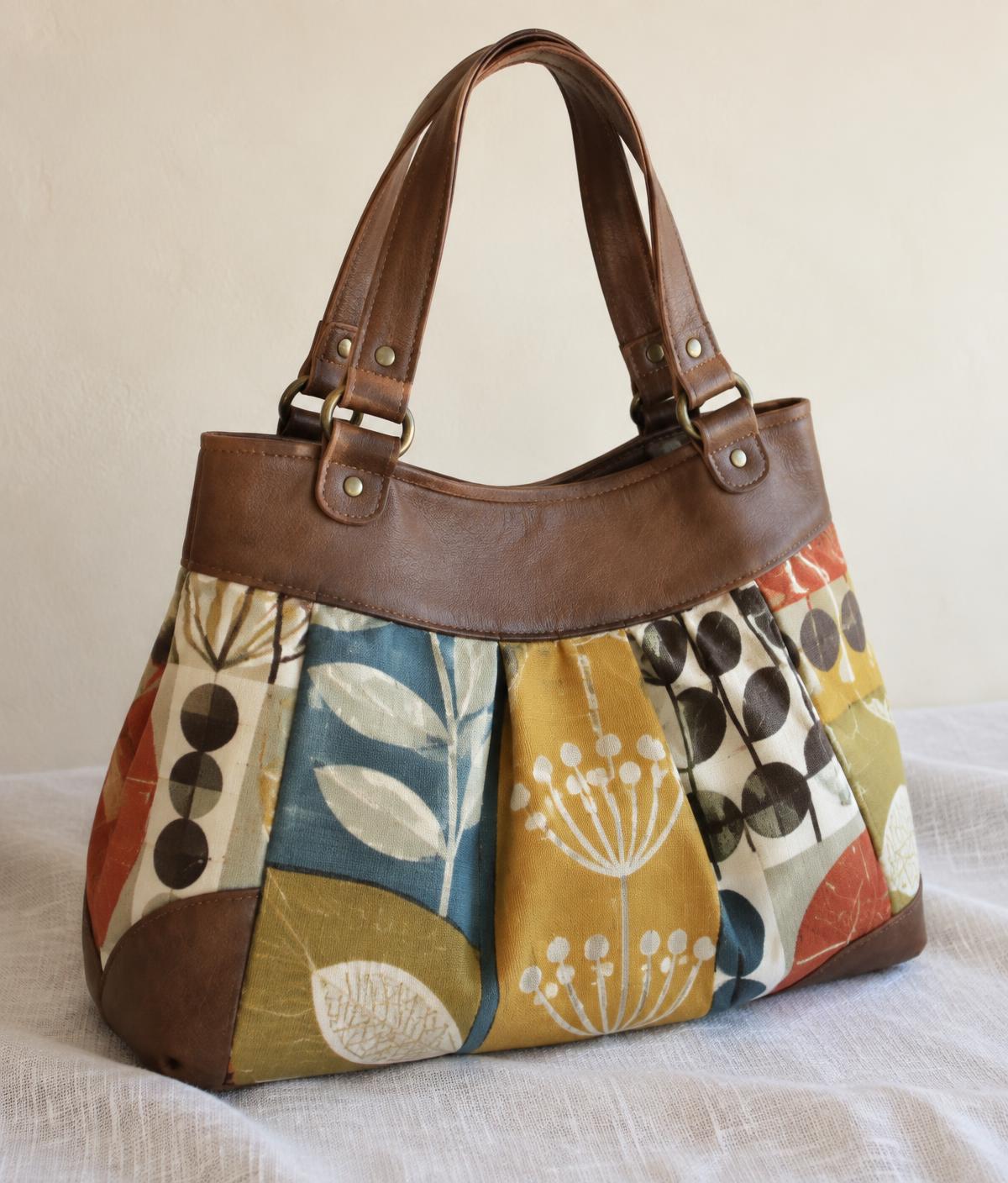 Sac à main artisanal en similicuir brun et coton à motifs graphiques